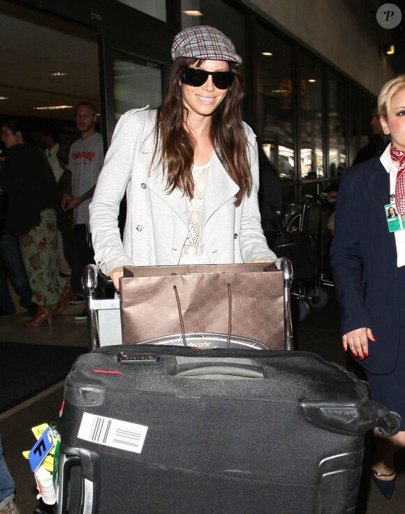 Jessica Biel, souriante à son arrivée à l'aéroport de Los Angeles. Le 11 avril 2012.