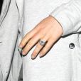 Jessica Biel, à l'aéroport de Los Angeles, affiche sa jolie bague de fiançailles. Le 11 avril 2012.