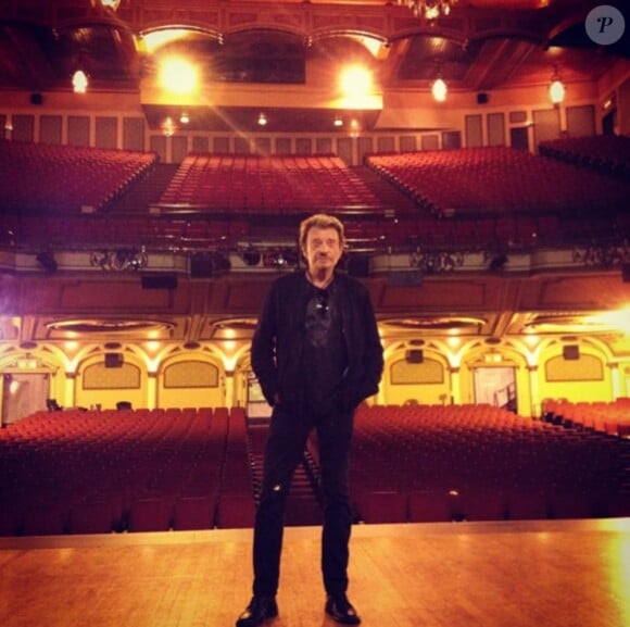 Johnny Hallyday sur la scène de l'Orpheum Theater à Los Angeles pour son premier concert du 24 avril