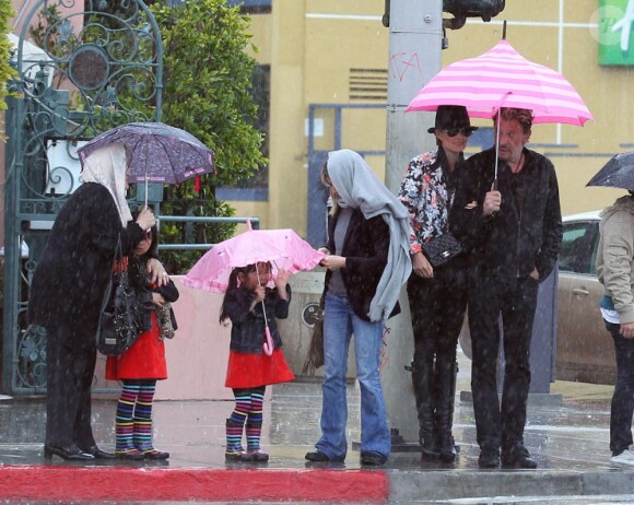 Exclusif : Johnny Hallyday et sa femme Laeticia fêtaient leur 16 ans de mariage le 25 mars 2012 avec leurs filles Jade et Joy et la grand'mère de Laeticia, la formidable Mamie Rock ! Parapluies obligatoires, orage sur LA !