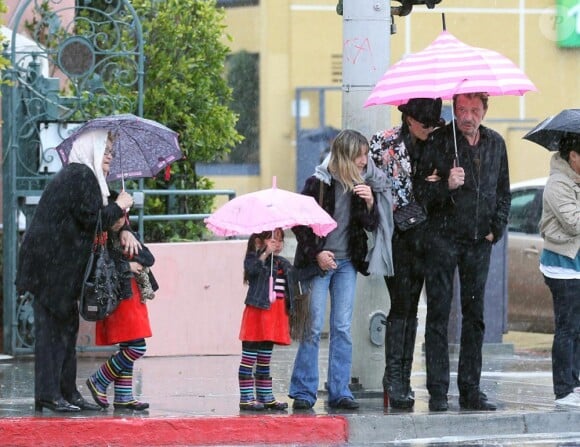 Exclusif : Johnny Hallyday et sa femme Laeticia fêtaient leur 16 ans de mariage le 25 mars 2012 avec leurs filles Jade et Joy et la grand'mère de Laeticia, la formidable Mamie Rock ! Parapluies obligatoires, il pleut sur LA !