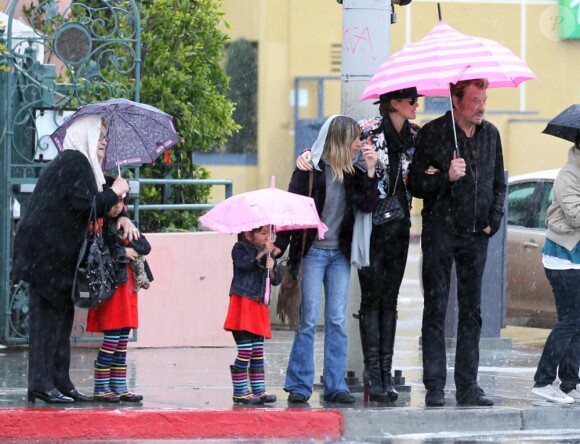 Exclusif : Johnny Hallyday et sa femme Laeticia fêtaient leur 16 ans de mariage le 25 mars 2012 avec leurs filles Jade et Joy et la grand'mère de Laeticia, la formidable Mamie Rock ! Parapluies obligatoires, il pleut sur LA !