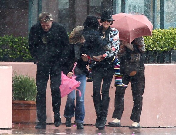 Exclusif : Johnny Hallyday et sa femme Laeticia fêtaient leur 16 ans de mariage le 25 mars 2012 avec leurs filles Jade et Joy et la grand'mère de Laeticia, la formidable Mamie Rock ! Parapluies obligatoires, orage sur LA !