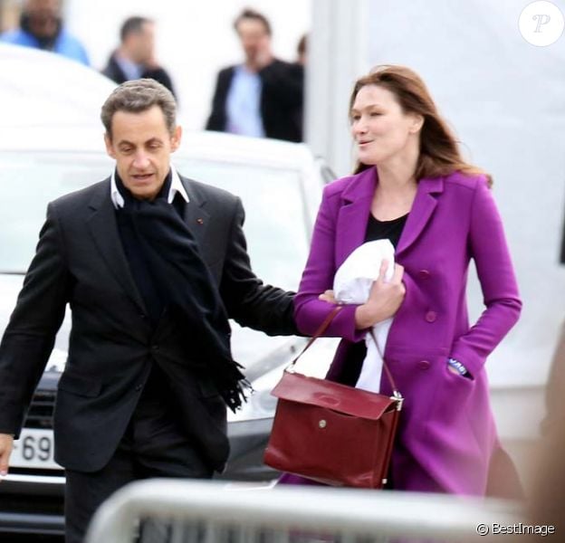 Carla Bruni et Nicolas Sarkozy place de la Concorde à Paris, dimanche 15 avril 2012.