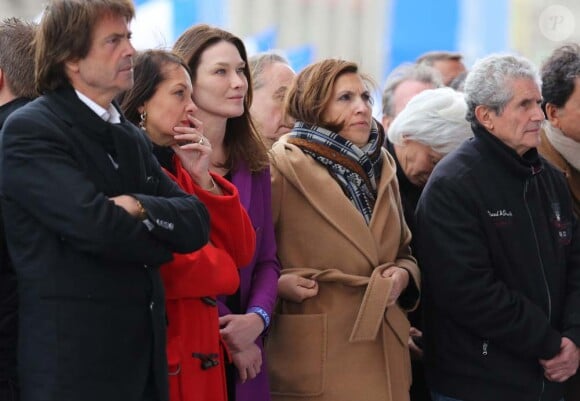 Carla Bruni, aux côtés de la secrétaire d'État chargée de la Santé Nora Berra, au meeting de Nicolas Sarkozy place de la Concorde à Paris, dimanche 15 avril 2012.