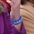 Le bracelet militant que portait Carla Bruni au meeting de Nicolas Sarkozy place de la Concorde à Paris, dimanche 15 avril 2012.