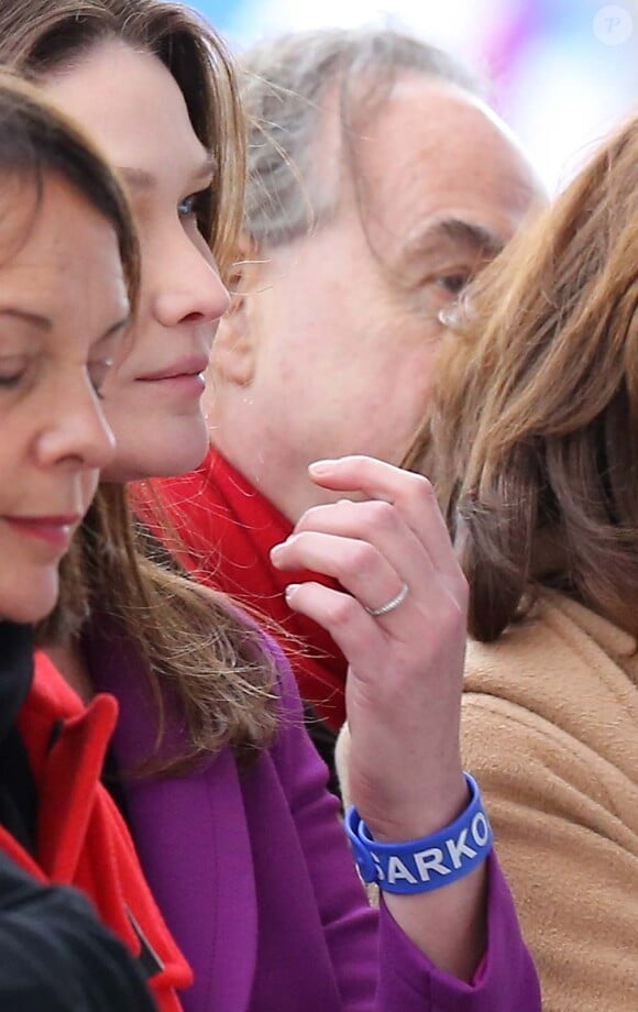 Le bracelet militant que portait Carla Bruni au meeting de Nicolas Sarkozy place de la Concorde à Paris, dimanche 15 avril 2012.