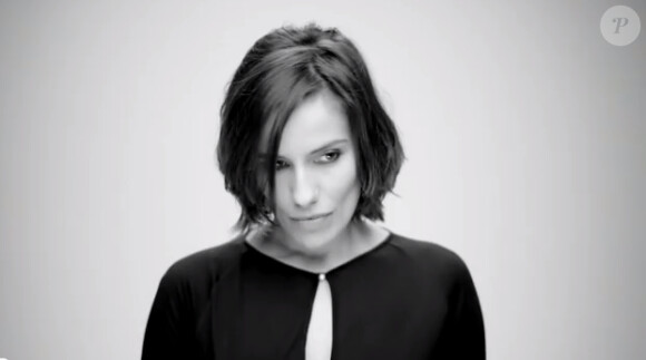 Zoé Félix dans le clip Variations de noir de Benjamin Paulin, single extrait de son album 2 (sortie le 4 juin 2012).