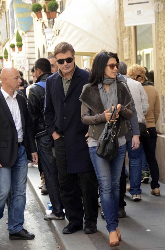 Alec Baldwin et sa fiancée Hilaria Thomas à Rome le 12 avril 2012