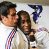 Tony Estanguet s'en prend à Teddy Riner lors de la cérémonie marquant les 100 jours avant les Jeux olympiques de Londres à Paris le 18 avril 2012