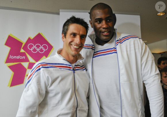 Tony Estanguet et Teddy Riner lors de la cérémonie marquant les 100 jours avant les Jeux olympiques de Londres à Paris le 18 avril 2012