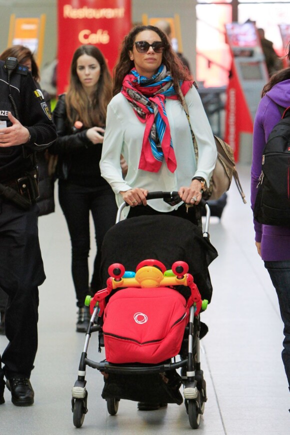 Lilly Kerssenberg à l'aéroport de Berlin avec son fils Amadeus le 19 avril 2012