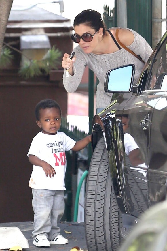 Sandra Bullock va chercher son fils Louis à l'école le 19 avril 2012 à Los Angeles