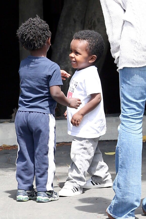 Louis, le fils de Sandra Bullock, s'amuse avec un copain en sortant de l'école le 19 avril 2012 à Los Angeles