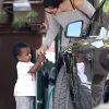 Sandra Bullock prend les clés de la voiture à son fils Louis le 19 avril 2012 à Los Angeles