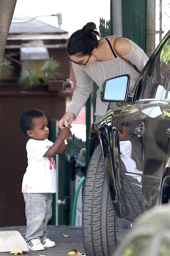 Sandra Bullock prend les clés de la voiture à son fils Louis le 19 avril 2012 à Los Angeles