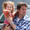 Alexis Denisof, un papa aux bras musclés pour porter Satyana, 3 ans, sous le soleil de Venice. Los Angeles, le 19 avril 2012.