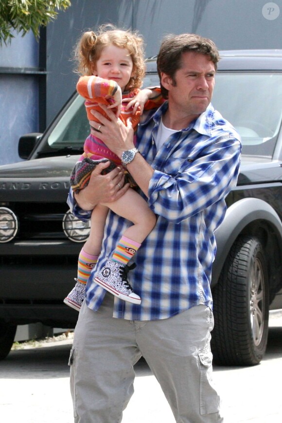 Alexis Denisof, un papa aux bras musclés pour porter Satyana, 3 ans, sous le soleil de Venice. Los Angeles, le 19 avril 2012.
