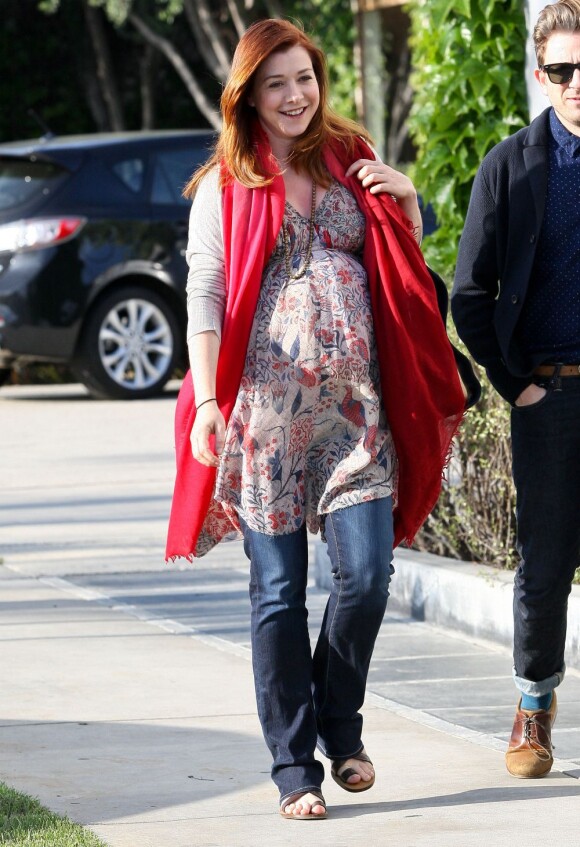 Alyson Hannigan, radieuse, sort du salon de coiffure Andy LeCompte à Los Angeles. Le 19 avril 2012.