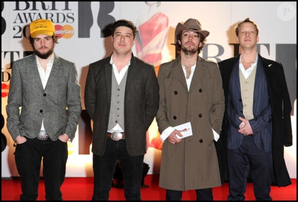 Marcus Mumford (2ème en partant de la gauche) pose avec son groupe Mumford & Sons lors des Brits Awards en février 2011