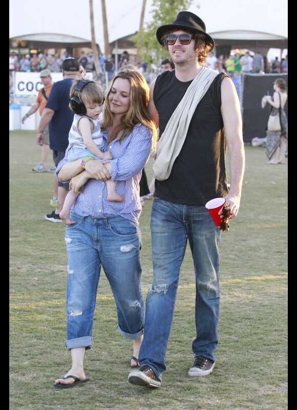 Alicia Silverstone, Christopher Jareki et leur petit Bear Blu assistent au festival de Coachella, à Indio, le samedi 21 avril 2012.