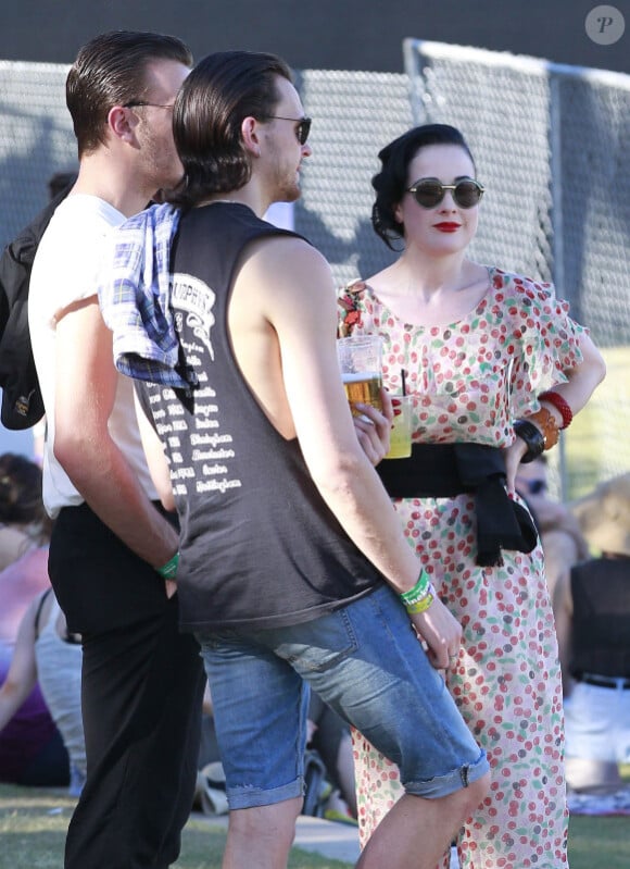 Dita Von Teese, entourée de quelques amis, assiste au festival de Coachella, à Indio, le vendredi 20 avril 2012.