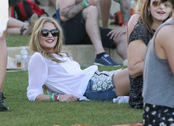 Rosie Huntington-Whiteley assiste au festival de Coachella, à Indio, le vendredi 20 avril 2012.