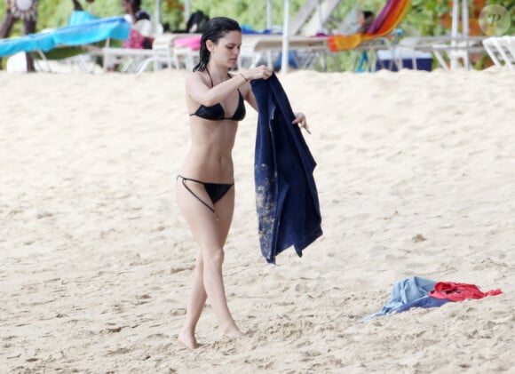 Rachel Bilson sur une plage de La Barbade, dans les Caraïbes, le jeudi 12 avril 2012.