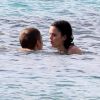 Rachel Bilson et Hayden Christensen en pleine baignade lors de leurs vacances à La Barbade, dans les Caraïbes, le jeudi 12 avril 2012.