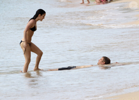 Rachel Bilson et Hayden Christensen en pleine baignade lors de leurs vacances à La Barbade, dans les Caraïbes, le jeudi 12 avril 2012.