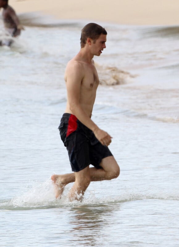 Hayden Christensen sur une plage La Barbade, dans les Caraïbes, le jeudi 12 avril 2012.