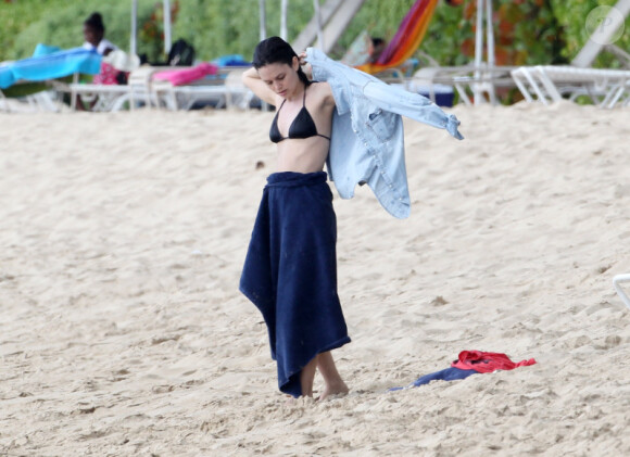 Rachel Bilson sur une plage de La Barbade, dans les Caraïbes, le jeudi 12 avril 2012.