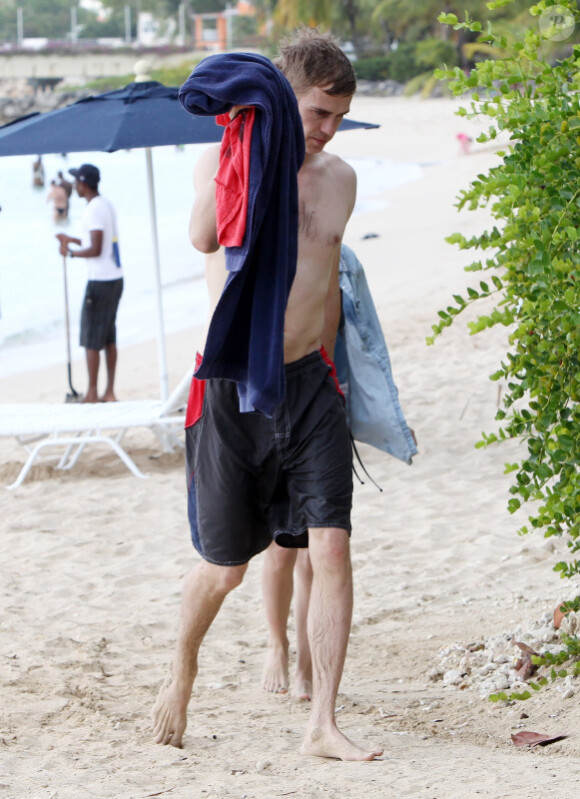 Hayden Christensen sur une plage La Barbade, dans les Caraïbes, le jeudi 12 avril 2012.