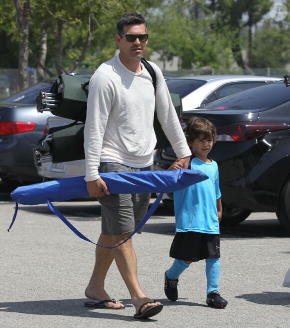 Eddie Cibrian et son fils Jake vont à un match de football à Los Angeles le 22 avril 2012