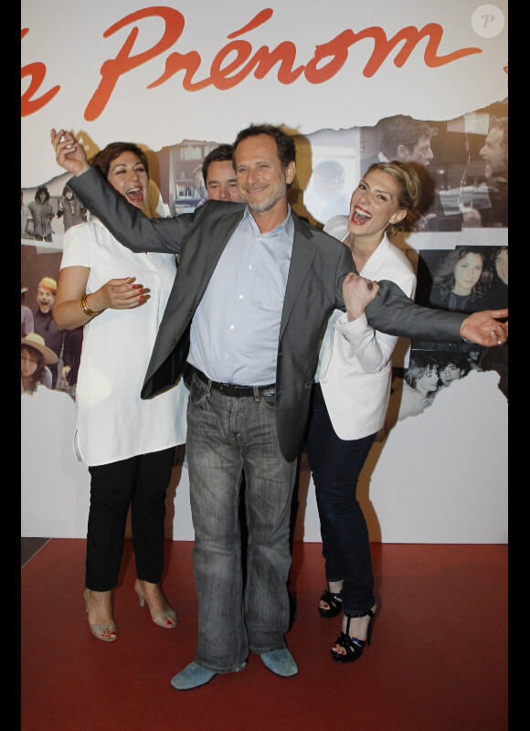 Charles Berling, Valerie Benguigui et Judith El Zein à l'avant-première du Prénom à Paris le 23 avril 2012.