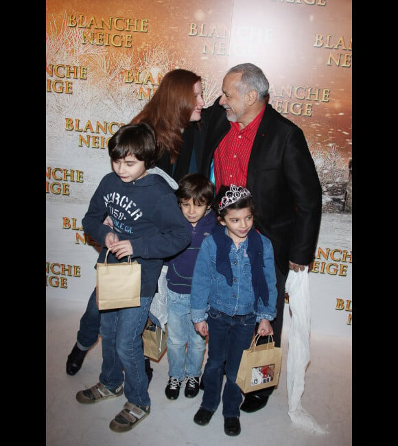 Francis Perrin, sa femme Gersende et leurs trois enfants, le 1er avril 2012 à Paris