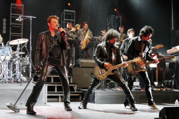 Johnny Hallyday, dans une forme exceptionnelle aux côtés de ses musiciens dont Yarol Poupaud, donne le coup d'envoi de sa tournée sur la scène de l'Orpheum Theatre, à Los Angeles. 24 avril 2012