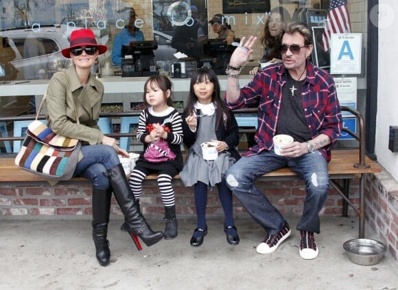 Johnny Hallyday, Laeticia et les craquantes Jade et Joy à Los Angeles le 7 février 2012.
