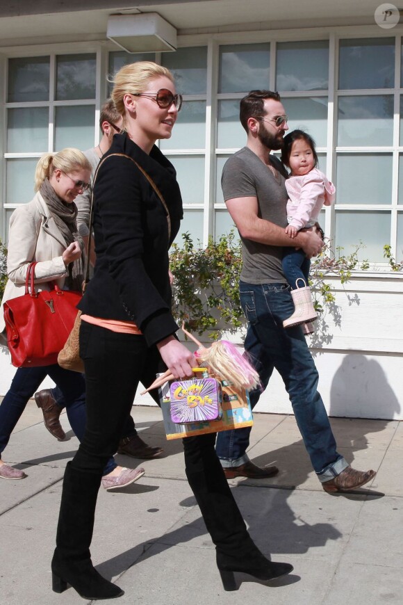 Promenade en famille avec Naleigh, le 11 février 2012. Katherine Heigl et son mari Josh Kelley, heureux parents d'une petite Naleigh adoptée en 2009, ont adopté en avril 2012 un autre enfant : une seconde petite fille !
