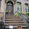 Le fameux perron du 64 Perry Street à New York où était sensé se trouver le petit appartement de Carrie Bradshaw dans la série Sex And The City. La maison vient tout juste d'être vendue plus de 7 millions d'euros (avril 2012).