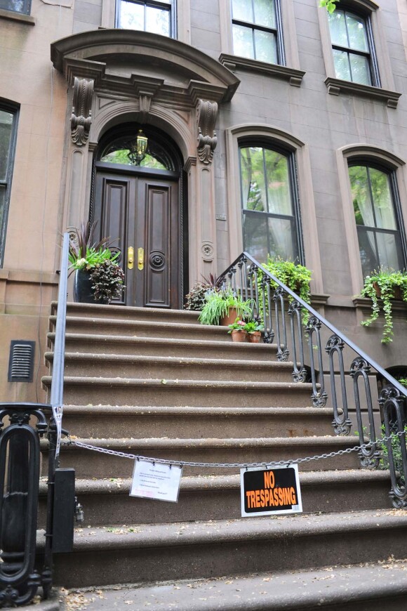 Le fameux perron du 64 Perry Street à New York où était sensé se trouver le petit appartement de Carrie Bradshaw dans la série Sex And The City. La maison vient tout juste d'être vendue plus de 7 millions d'euros (avril 2012).