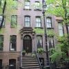 Le célèbre perron du 64 Perry Street à New York où était sensé se trouver le petit appartement de Carrie Bradshaw dans la série Sex and the City. La maison vient d'être vendue plus de 7 millions d'euros  (avril 2012).