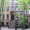 Le célèbre perron du 64 Perry Street à New York où était sensé se trouver le petit appartement de Carrie Bradshaw dans la série Sex and the City. La maison a été vendue plus de 7 millions d'euros en avril 2012.