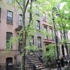 Le célèbre perron du 64 Perry Street à New York où était sensé se trouver le petit appartement de Carrie Bradshaw dans la série Sex and the City. La maison a été vendue plus de 7 millions d'euros en avril 2012.