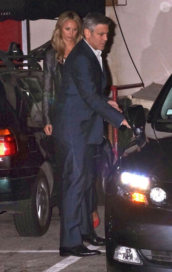 Le séduisant George Clooney et sa compagne Stacy Keibler à la sortie d'un restaurant où ils ont dîné avec Cindy Crawford et son époux Rande Gerber. Los Angeles, le 26 avril 2012