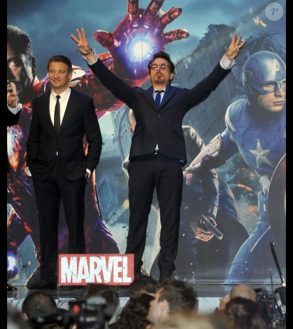 Jeremy Renner et Robert Downey Jr. lors de l'avant-première du film Avengers à Londres le 19 avril 2012