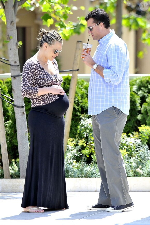 Molly Sims enceinte et radieuse affiche ses rondeurs dans une longue robe noire. A Beverly Hills le 27 avril 2012.