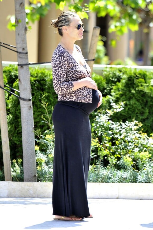 Molly Sims enceinte se ballade avec son mari à Beverly Hills le 27 avril 2012.