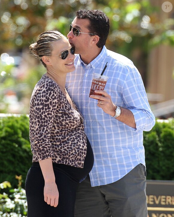 Tendre moment entre Molly Sims et Scott Stuber. A Beverly Hills le 27 avril 2012.