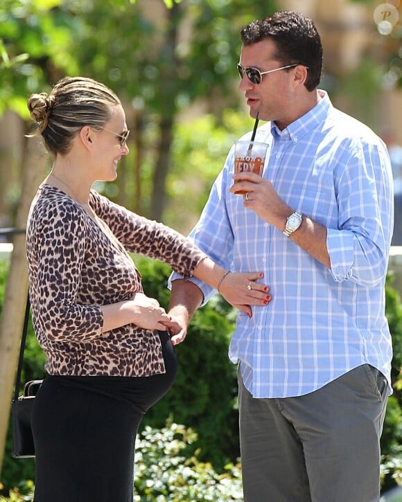 Molly Sims enceinte et espiègle avec son mari à Beverly Hills le 27 avril 2012.